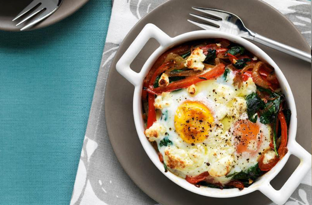 Oua gatite cu ardei picant, spanac si feta