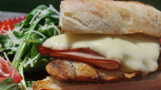 Sandwich cu gordon bleu din pui