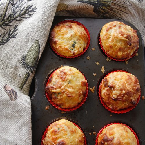 Briose sarate cu branza si legume